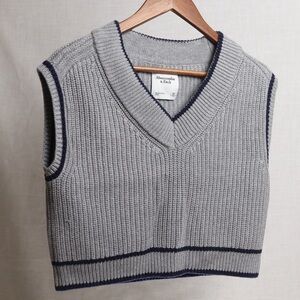Abercrombie & Fitch Light Gray Knit V-Neck Sweater Vest with Navy Trim